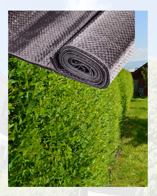 Rotolo di telo nero per barriera anti-erbacce su un'area erbosa con un cielo sereno