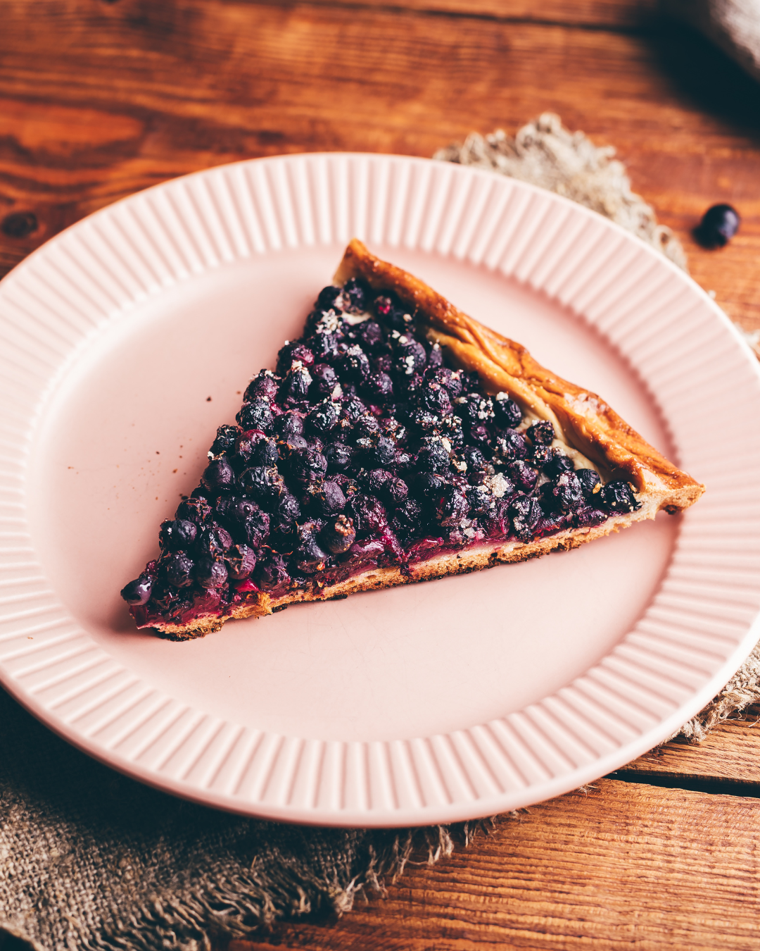 Torta fatta in casa con le bacche commestibili dell'amelanchier.