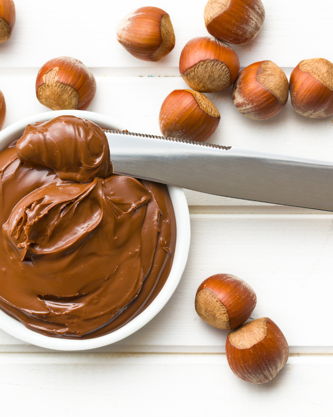 Nocciole fresche sul ramo – raccolto abbondante in autunno