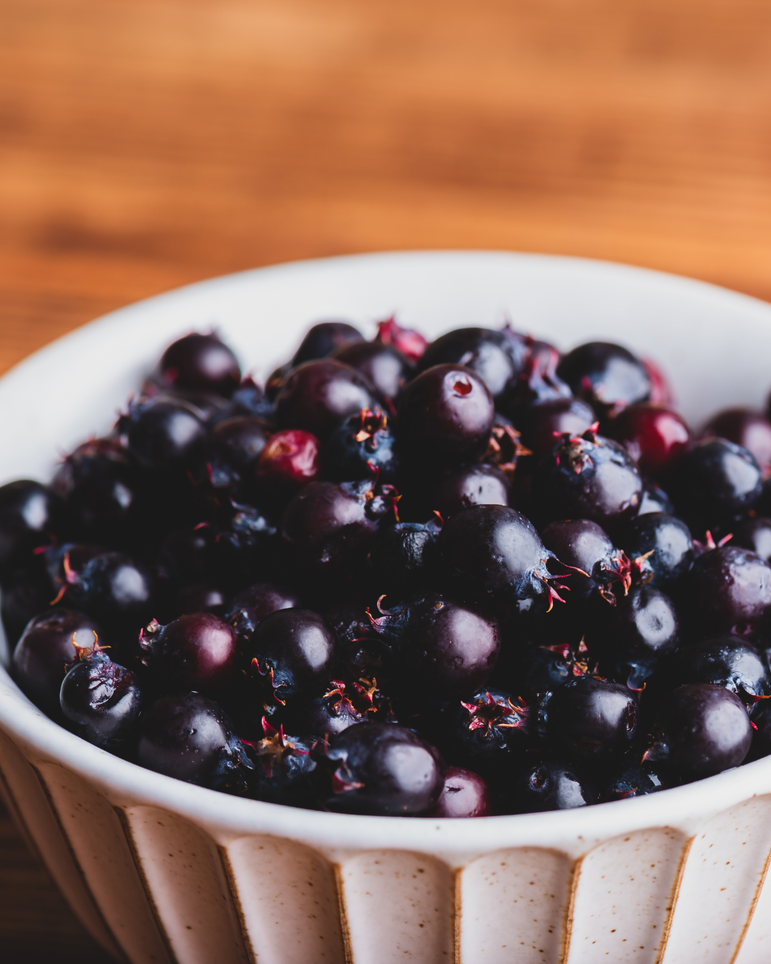 Primo piano delle bacche dell'amelanchier – salutari e buone.