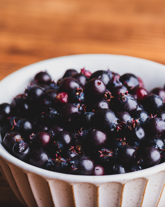 Primo piano delle bacche dell'amelanchier – salutari e buone.